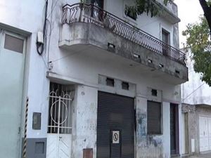 Liberan niña que vivió 9 años encerrada con un mono y un perro