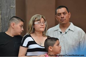 Madre deportada busca refugio en Iglesia Southside, Tucson