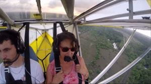 video del gato que se esconde en un avion ligero