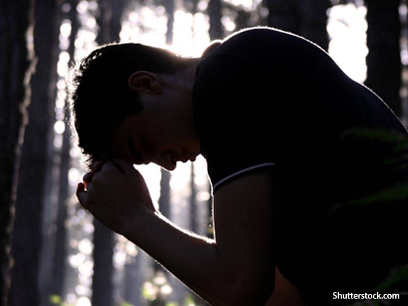 man-praying-in-woods