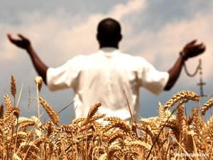 man-praying-in-field