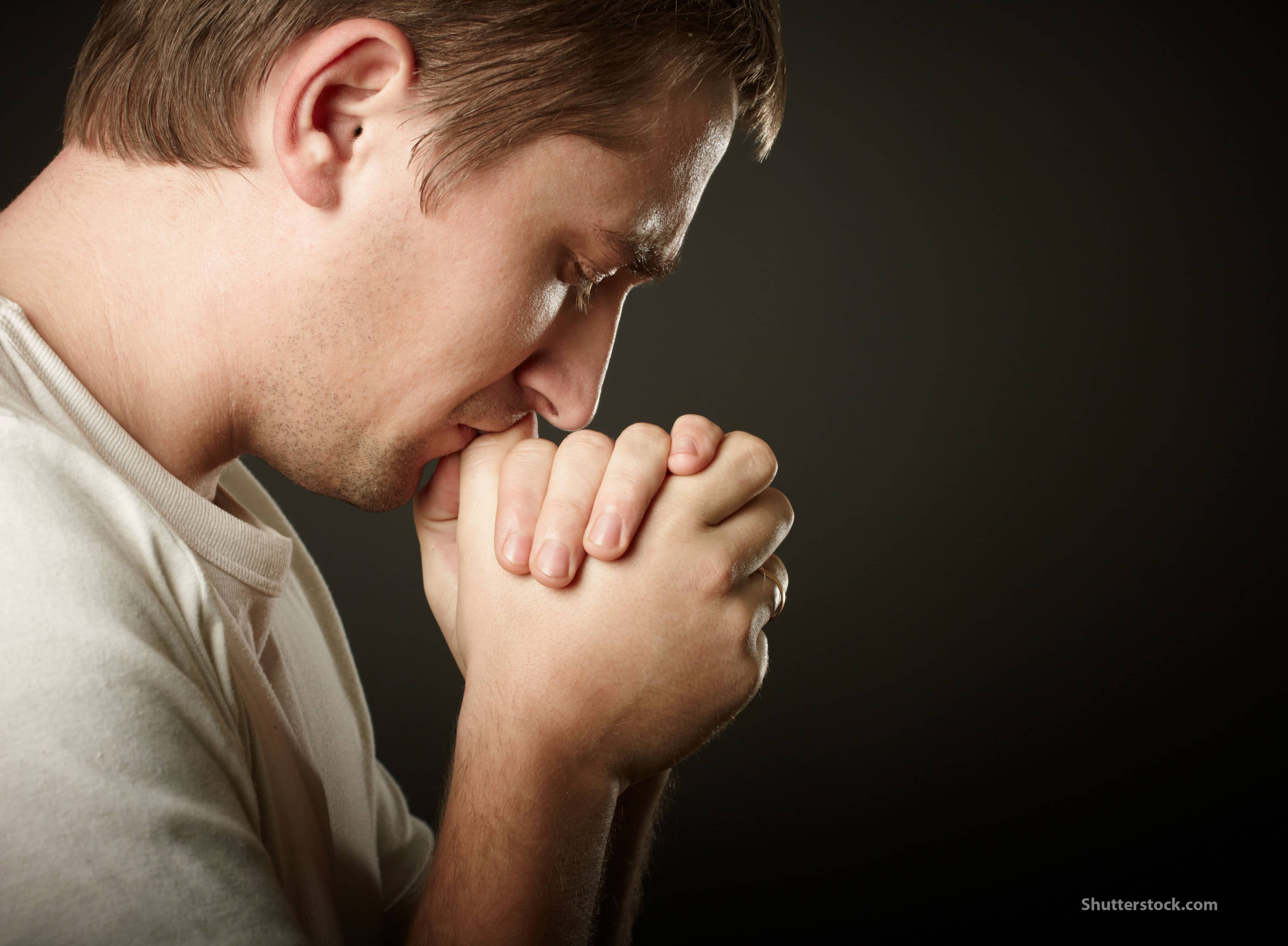 Высочайшее прощение. Человек молится. Парень молится. Человек молится Богу. Мужчина молится Богу.