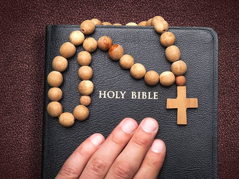 Peut-on prier Dieu pour avoir de l'argent ? Faiths-christian-caothlic-bible-rosary-hand-prayer_credit-shutterstock