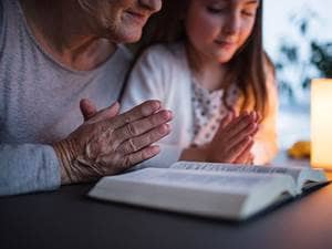 grandmother-child-praying-together