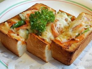 Garlic Toast Pizza