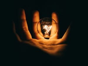 inspiration-hand-idea-lightbulb-barkness_credit-unsplash