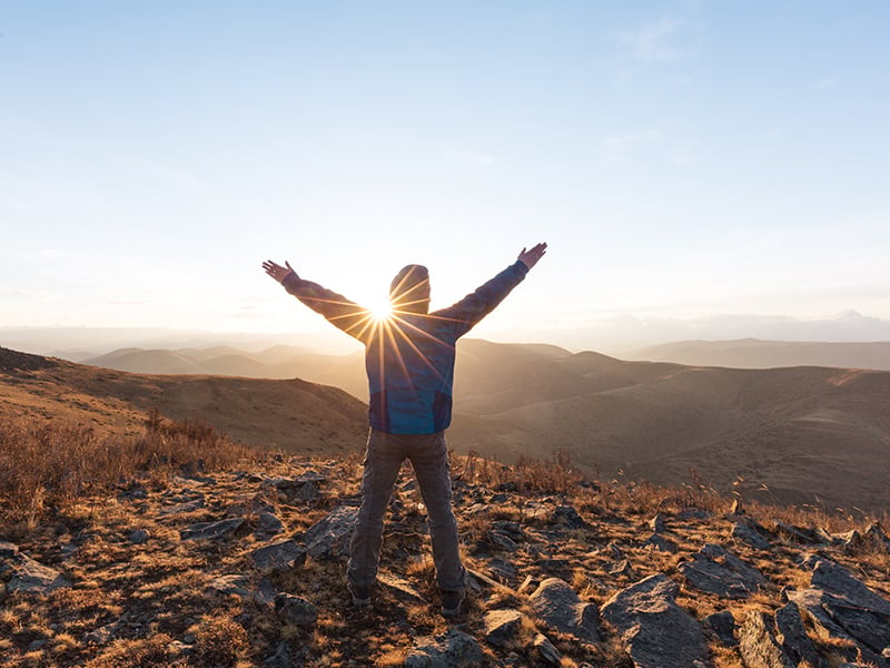 inspiration-man-arms-up-sun-mountains-morning