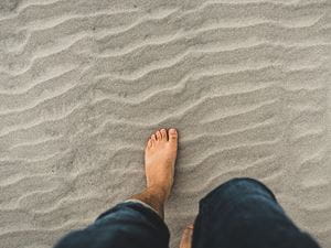 inspiration-man-feet-sand-footsteps