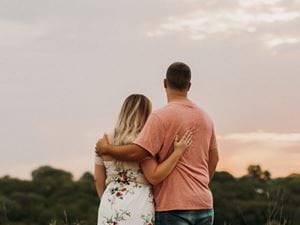 relationships-couple-love-sun-kiss-inspiration-sky-outside