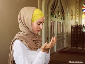 people muslim woman praying mosque