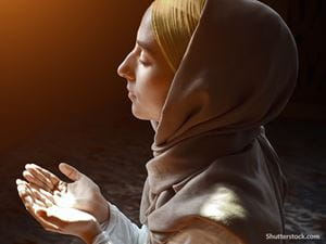 religion Muslim woman praying2