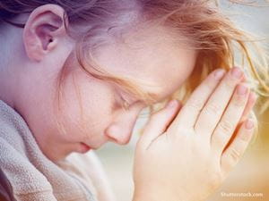 child-prayer-colorful